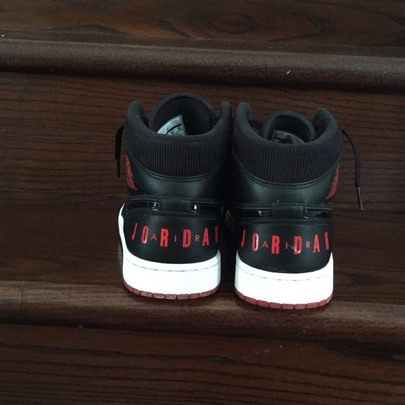 Jordan 1 mid, red and black great condition - Picture 5 of 5